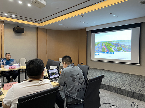 米兰网页版组织召开鄱阳县沿河路道路改造提升项目初步设计（概算）的评审会