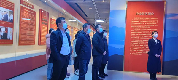 米兰网页版党支部参加“参观苏区振兴十周年成就展及红色图书馆”的专题活动